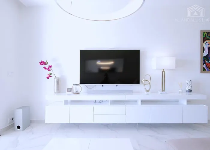 Contemporary 8 Min To Puerto Banus * Estepona