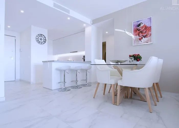 Contemporary 8 Min To Puerto Banus Estepona