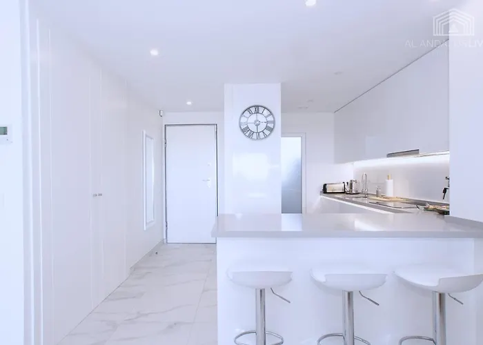 Contemporary 8 Min To Puerto Banus Estepona