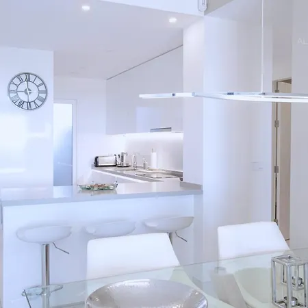 Contemporary 8 Min To Puerto Banus *