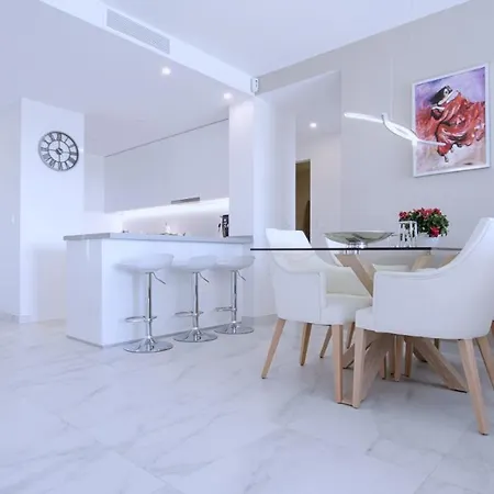 Contemporary 8 Min To Puerto Banus Estepona