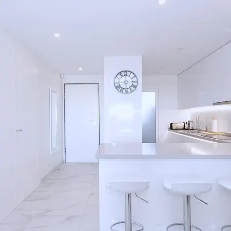 Contemporary 8 Min To Puerto Banus Estepona